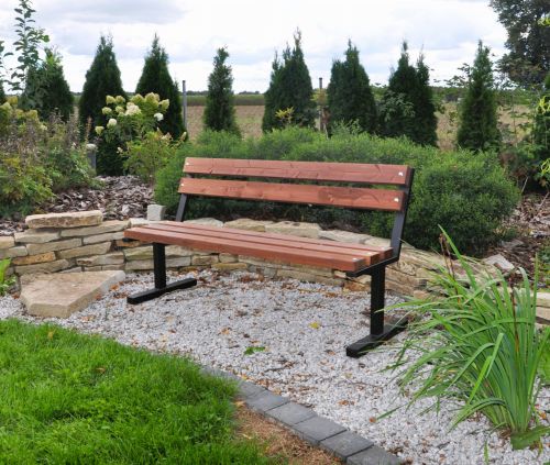 Drewniana ławka w ogrodzie.