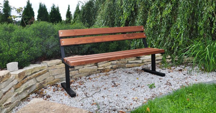 Drewniana ławka w ogrodzie.