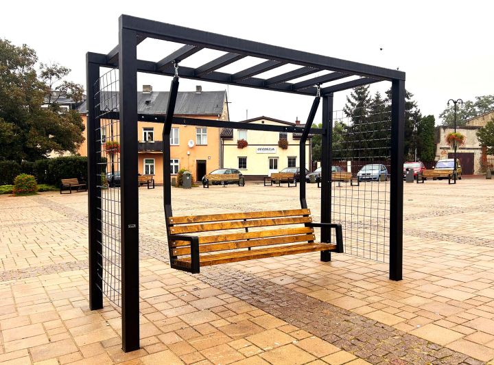 Drewniano stalowa huśtawka miejska (4).jpg