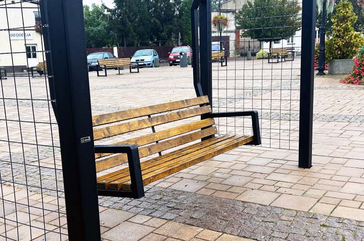 Drewniano stalowa huśtawka miejska (6).jpg