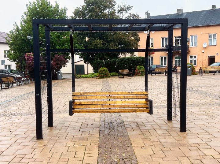 Drewniano stalowa huśtawka miejska (7).jpg