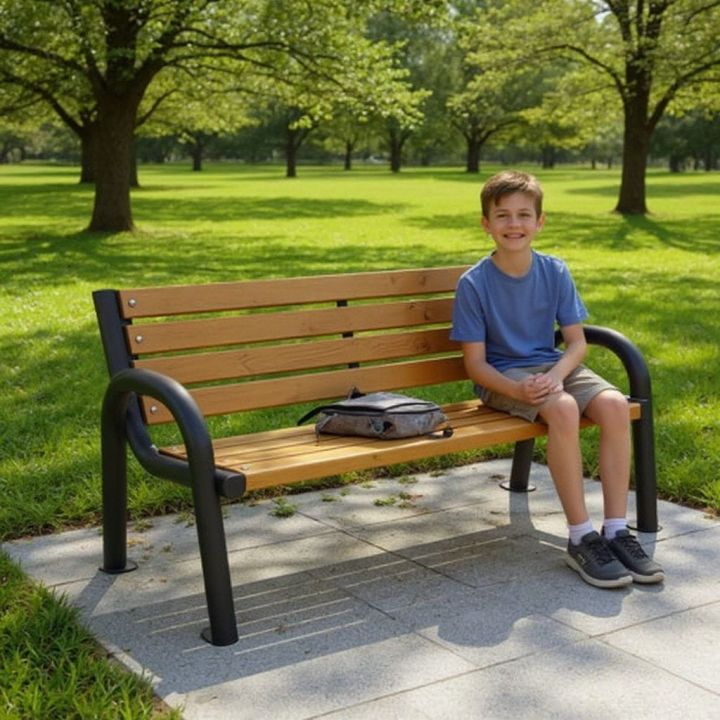 Holzbank mit Rückenlehne für den Garten auf weißem Hintergrund