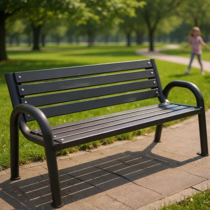 Holzbank mit Rückenlehne für den Garten auf weißem Hintergrund